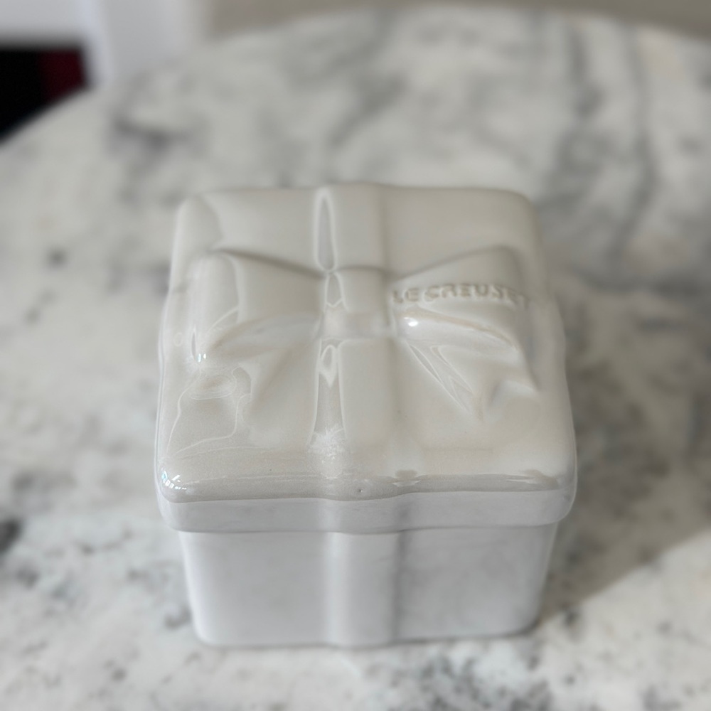 Le Creuset Stoneware Mini Cocotte Ribbon Motif Pearl/White used good condition